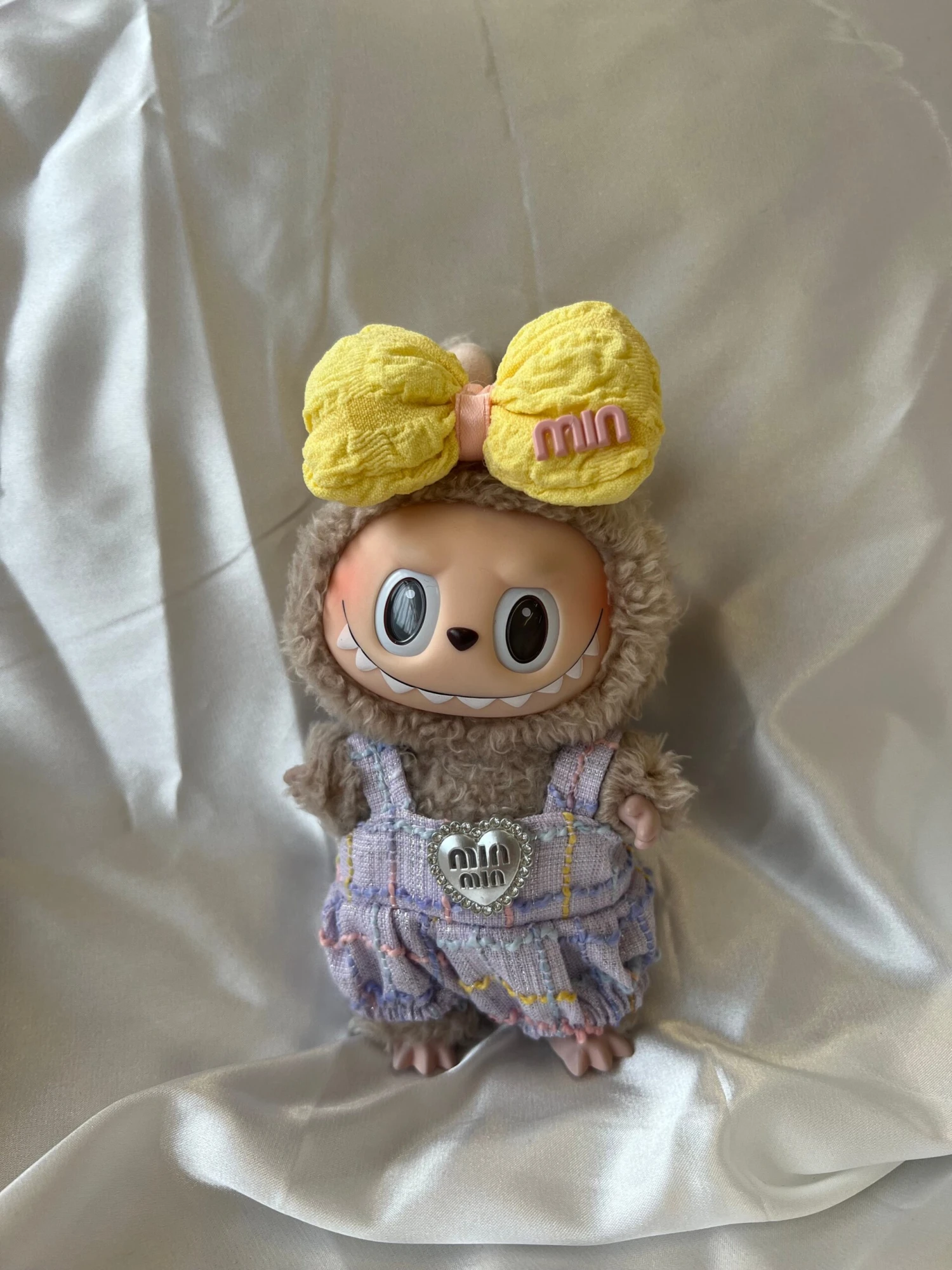 Labubu Lavender Tweed Set - Purple Overalls & Yellow Bow Accessory (17cm) 3 Labubu Lavender Tweed Set - Purple Overalls & Yellow Bow Accessory (17cm)