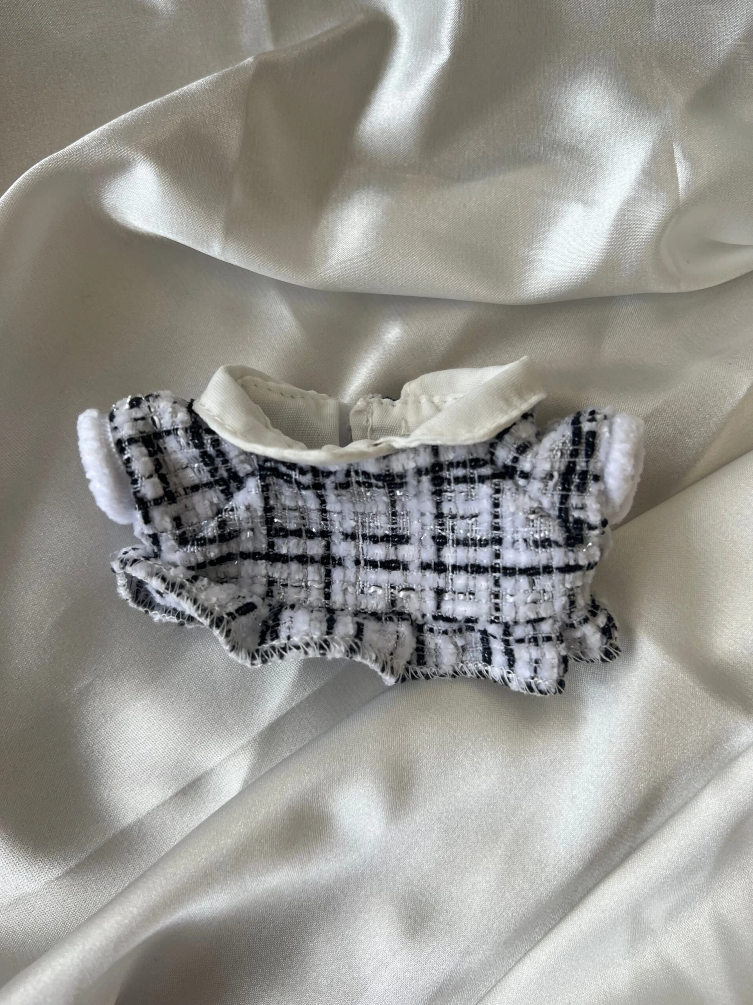 Labubu Designer Tweed Outfit Set - Elegant Black & White With Bow & Brooch (17cm) 6 Labubu Designer Tweed Outfit Set - Elegant Black & White With Bow & Brooch (17cm) - Image 4